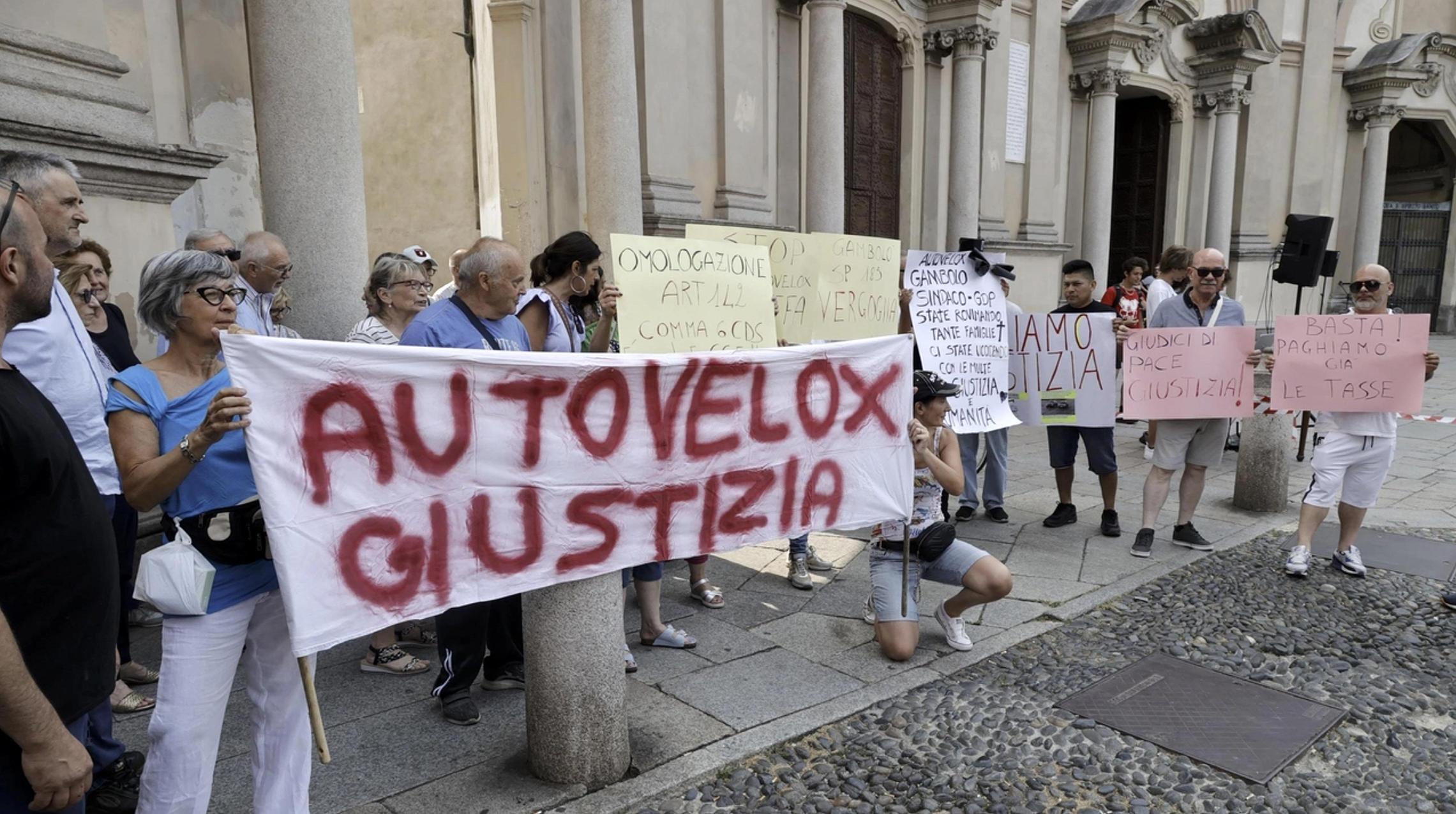 Ancora schermaglie : "Non solo autovelox. Piove dentro al nido" Ancora schermaglie : "Non solo autovelox. Piove dentro al nido"
