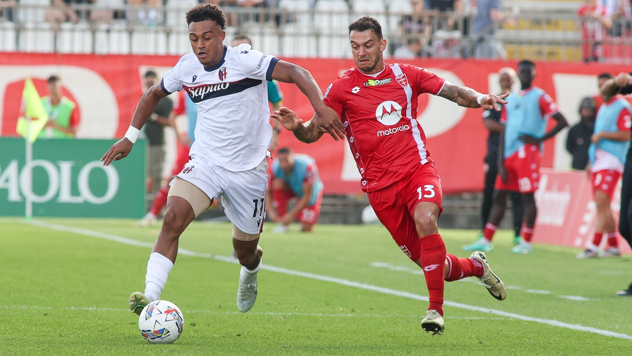Un'azione di gioco con Dan Ndoye del Bologna e Pedr Pereira (maglia rossa) del Monza Un'azione di gioco con Dan Ndoye del Bologna e Pedr Pereira (maglia rossa) del Monza