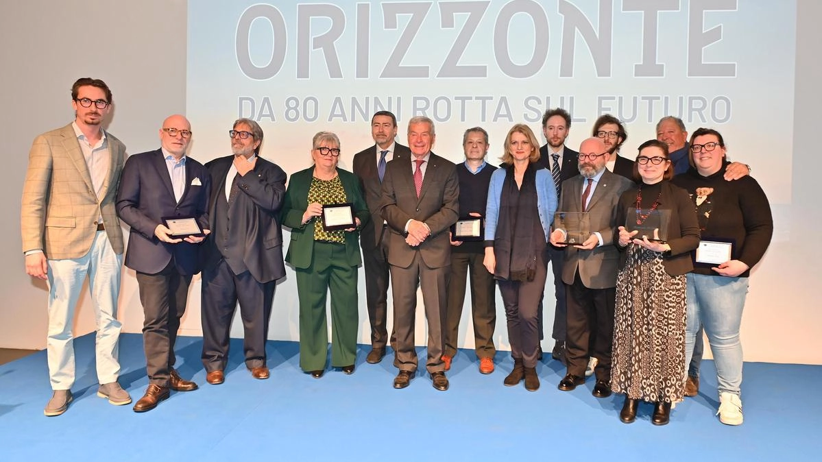 I veterani dell’associazione, che sono iscritti da quaranta e cinquant’anni alla Confcommercio di Como e sono stati premiati ieri sera a LarioFiere I veterani dell’associazione, che sono iscritti da quaranta e cinquant’anni alla Confcommercio di Como e sono stati premiati ieri sera a LarioFiere