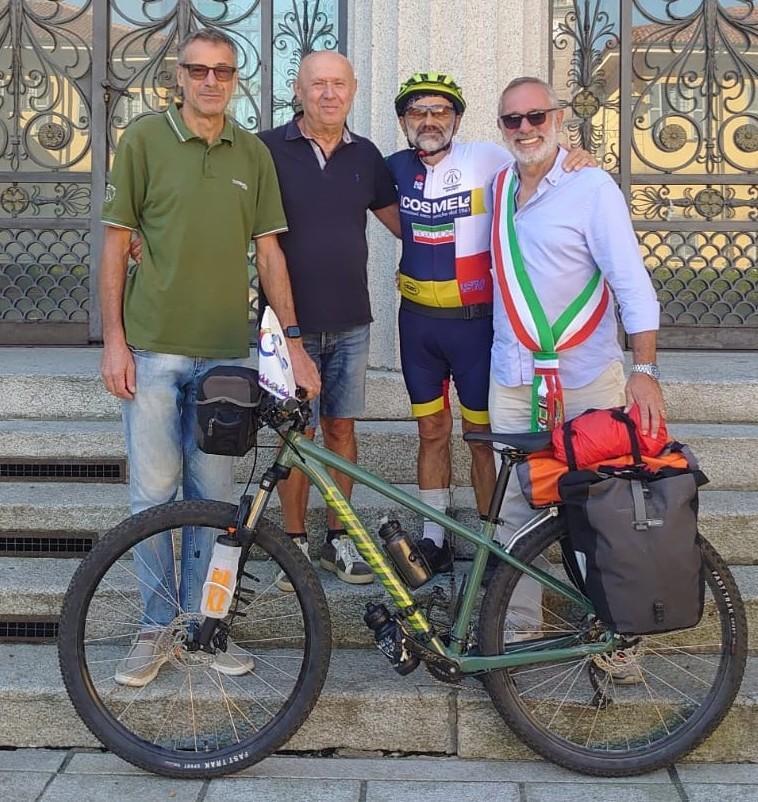 Carlo Motta è di nuovo in sella . In bicicletta tra Cile e Bolivia: "Promuoverò progetti solidali" Carlo Motta è di nuovo in sella . In bicicletta tra Cile e Bolivia: "Promuoverò progetti solidali"