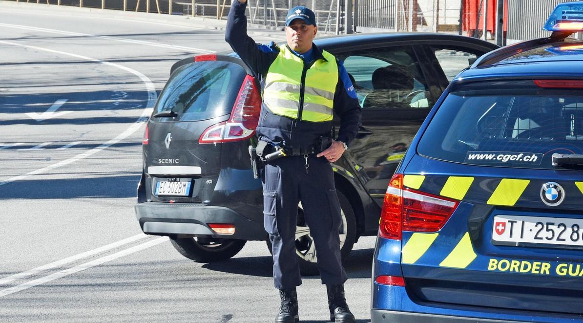 La ragazza con il piede pesante. In autostrada a 225 all’ora. Milanese bandita dalla Svizzera