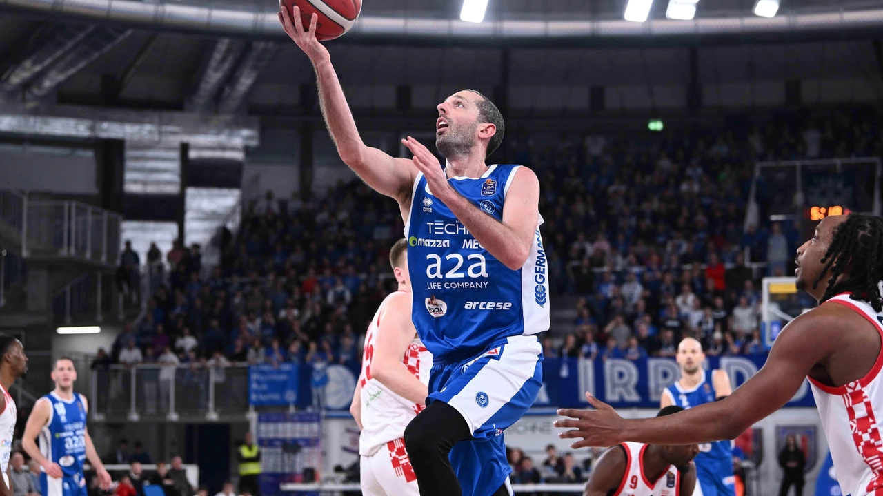 Andrea Della Valle, capitano della Germani Brescia, a segno in sotto mano Andrea Della Valle, capitano della Germani Brescia, a segno in sotto mano