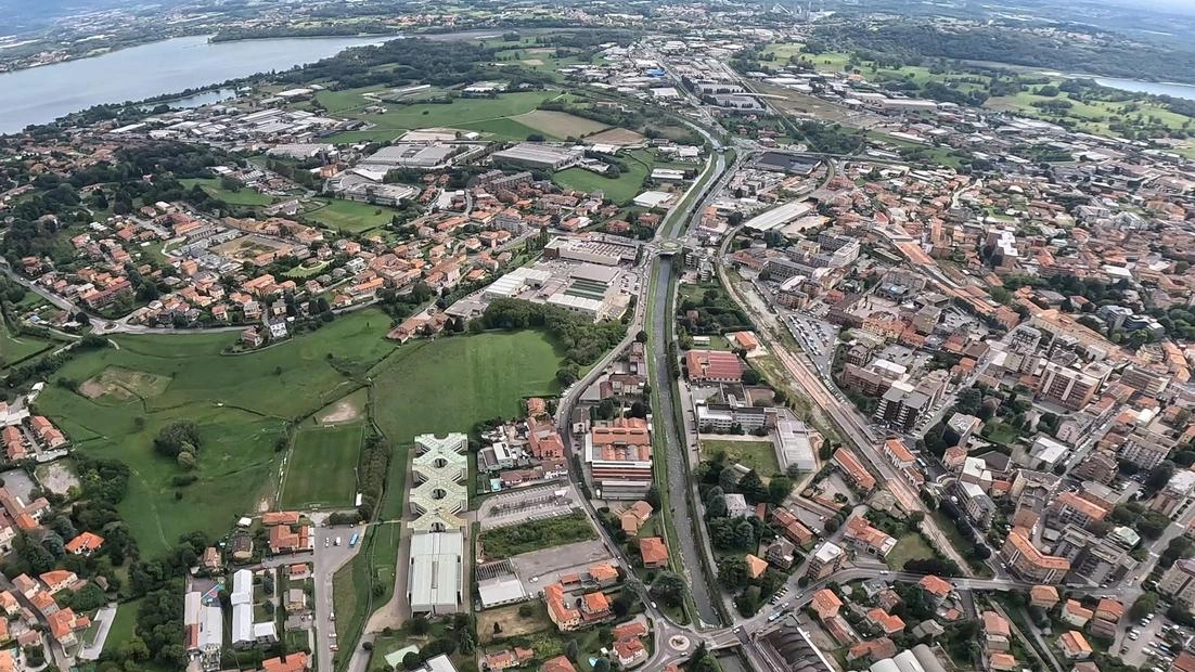 Si chiama Pian d’Erba, ma di verde ne rimane ben poco se non ai margini dei laghi e se... Si chiama Pian d’Erba, ma di verde ne rimane ben poco se non ai margini dei laghi e se...