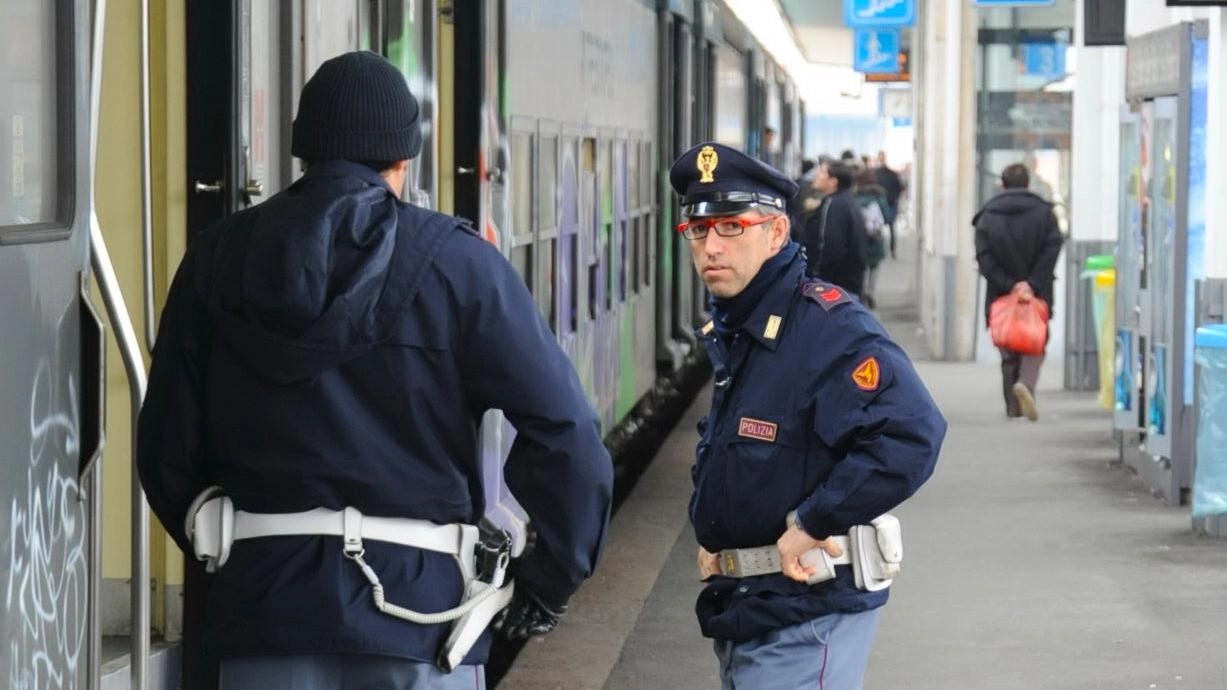 In trasferta da Varese a Parma per mettere a segno una rapina, sono stati individuati e fermati con la refurtiva...