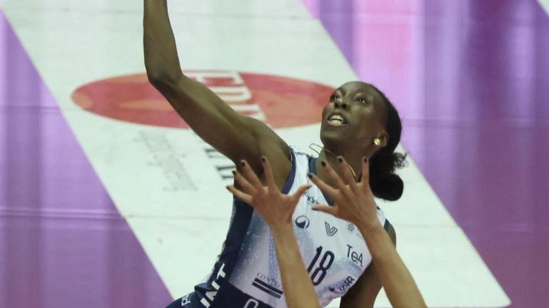 Paola Egonu all’attacco contro il muro di Gabi durante gara-3 contro Conegliano