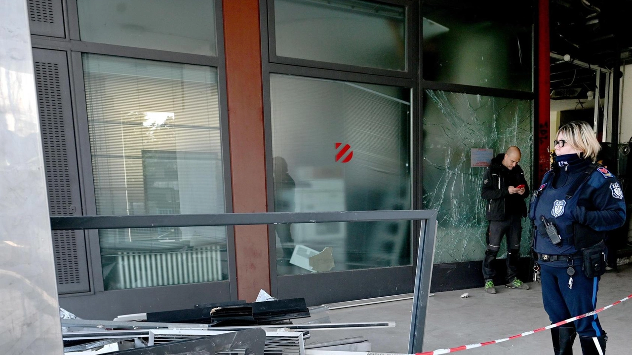 Il botto è stato così violento da frantumare i vetri delle pareti condominiali, svegliando all’improvviso i residenti che abitano...