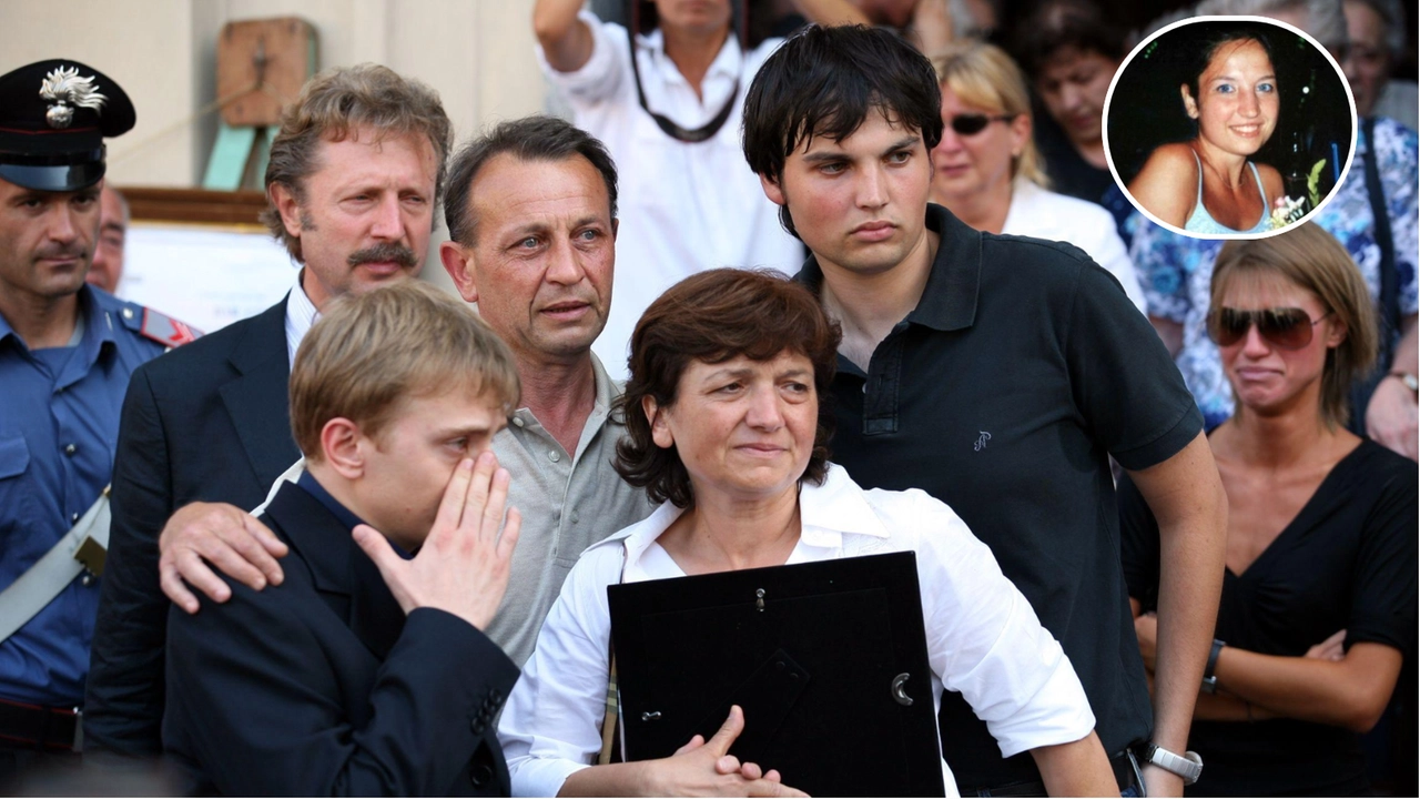 Alberto Stasi e la famiglia di Chiara Poggi il giorno dei funerali della 26enne uccisa a Garlasco Alberto Stasi e la famiglia di Chiara Poggi il giorno dei funerali della 26enne uccisa a Garlasco