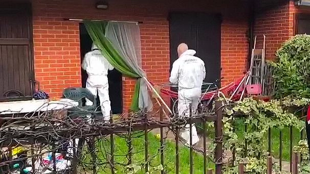 Gli inquirenti nell’abitazione dove è stato trovato morto Luciano Muttoni Gli inquirenti nell’abitazione dove è stato trovato morto Luciano Muttoni
