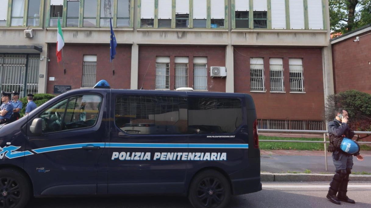 27enne picchiato sul lungolago di Lecco da due giovani delinquenti per il portafogli. Arrestati entrambi, uno sottoposto a obbligo di presentazione, l'altro rinchiuso a Milano.