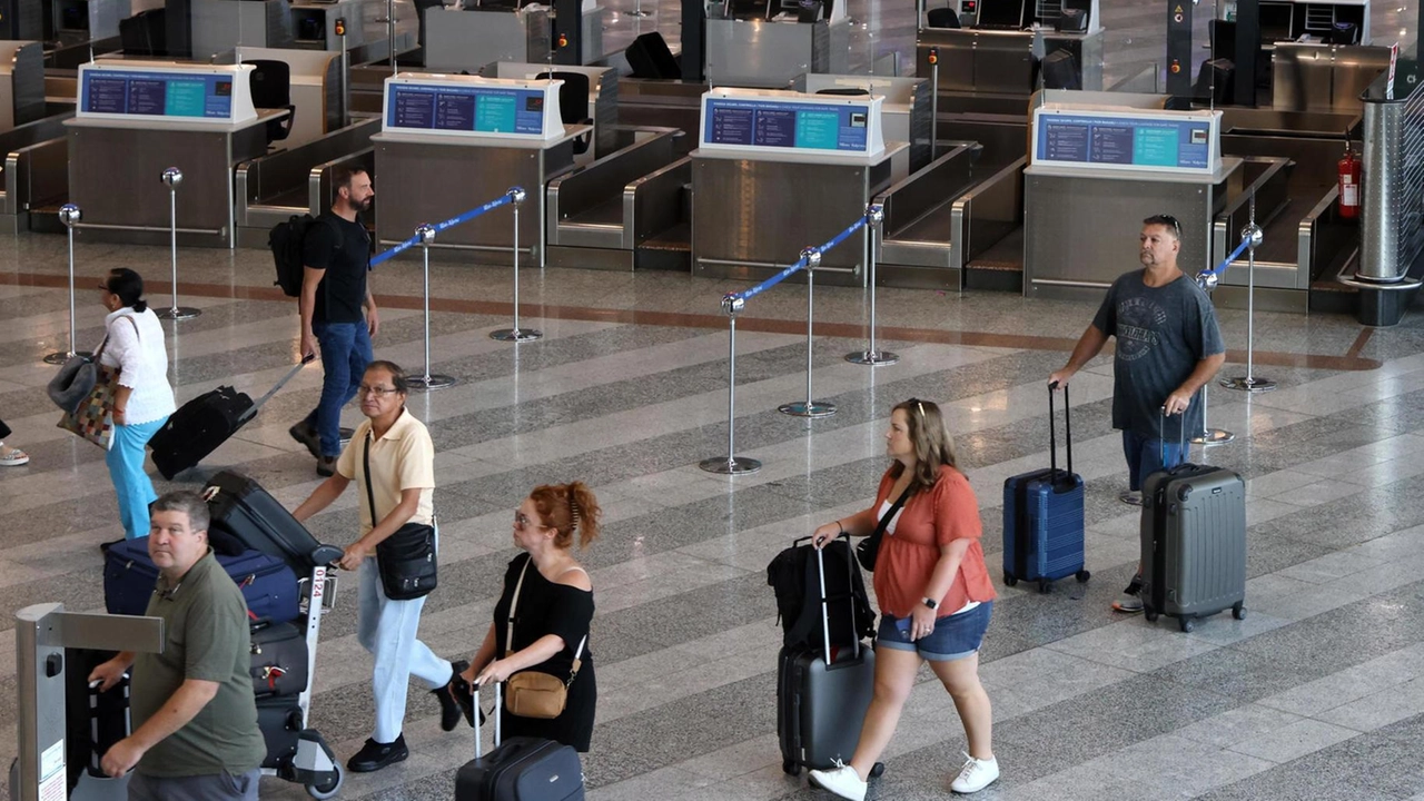 Polemiche a Somma Lombardo sull'intitolazione dell'aeroporto di Malpensa a Berlusconi. Proteste di esponenti Dem e proposte alternative come Margherita Hack. Polemiche a Somma Lombardo sull'intitolazione dell'aeroporto di Malpensa a Berlusconi. Proteste di esponenti Dem e proposte alternative come Margherita Hack.