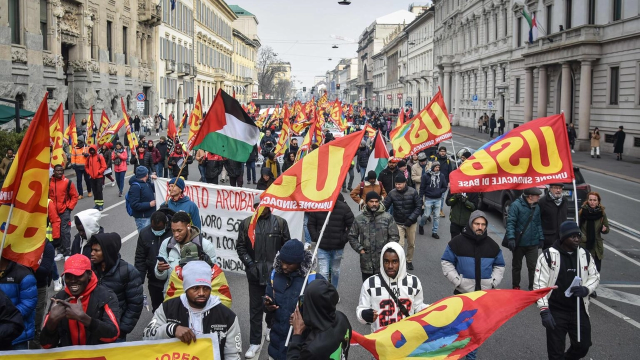 Manifestazione per lo sciopero generale a Piazza dei 500 Manifestazione per lo sciopero generale a Piazza dei 500