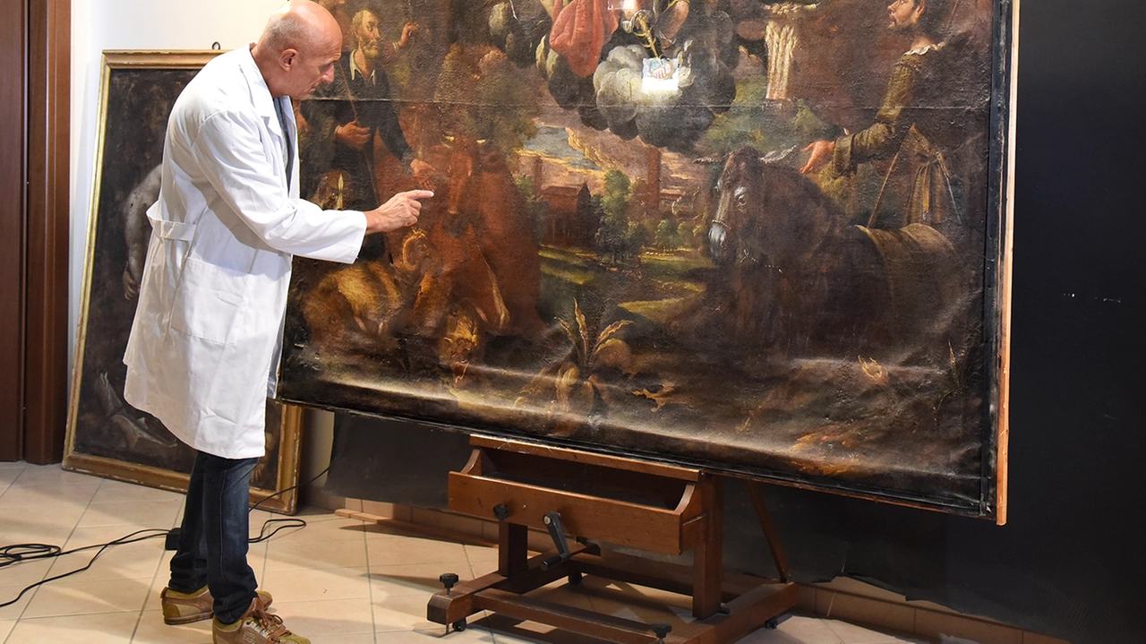 Le prime verifiche sul dipinto da restaurare da parte del professor Leonardo Gatti Le prime verifiche sul dipinto da restaurare da parte del professor Leonardo Gatti