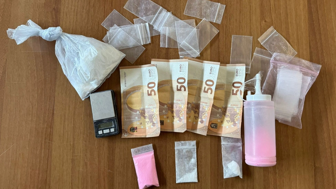 Soldi e droga sequestrati dalla polizia a Cataldo Muscarello nella sede di Sos Stazione Centrale venerdì mattina Soldi e droga sequestrati dalla polizia a Cataldo Muscarello nella sede di Sos Stazione Centrale venerdì mattina