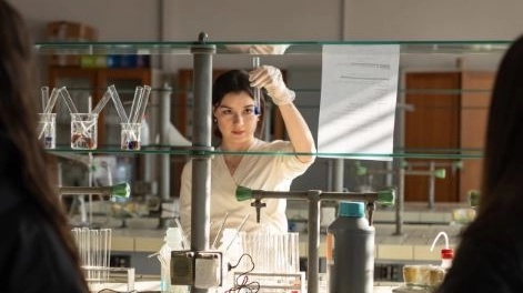 I laboratori del liceo Omero che unisce al Greco e al Latino le scienze applicate ai Beni culturali I laboratori del liceo Omero che unisce al Greco e al Latino le scienze applicate ai Beni culturali