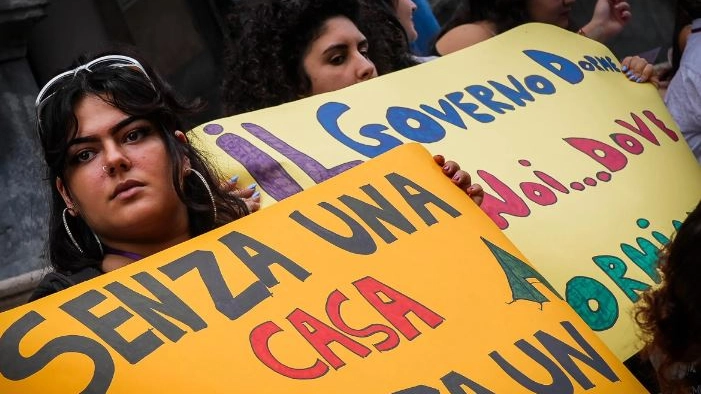 Una manifestazione di protesta degli studenti contro il caro affitti