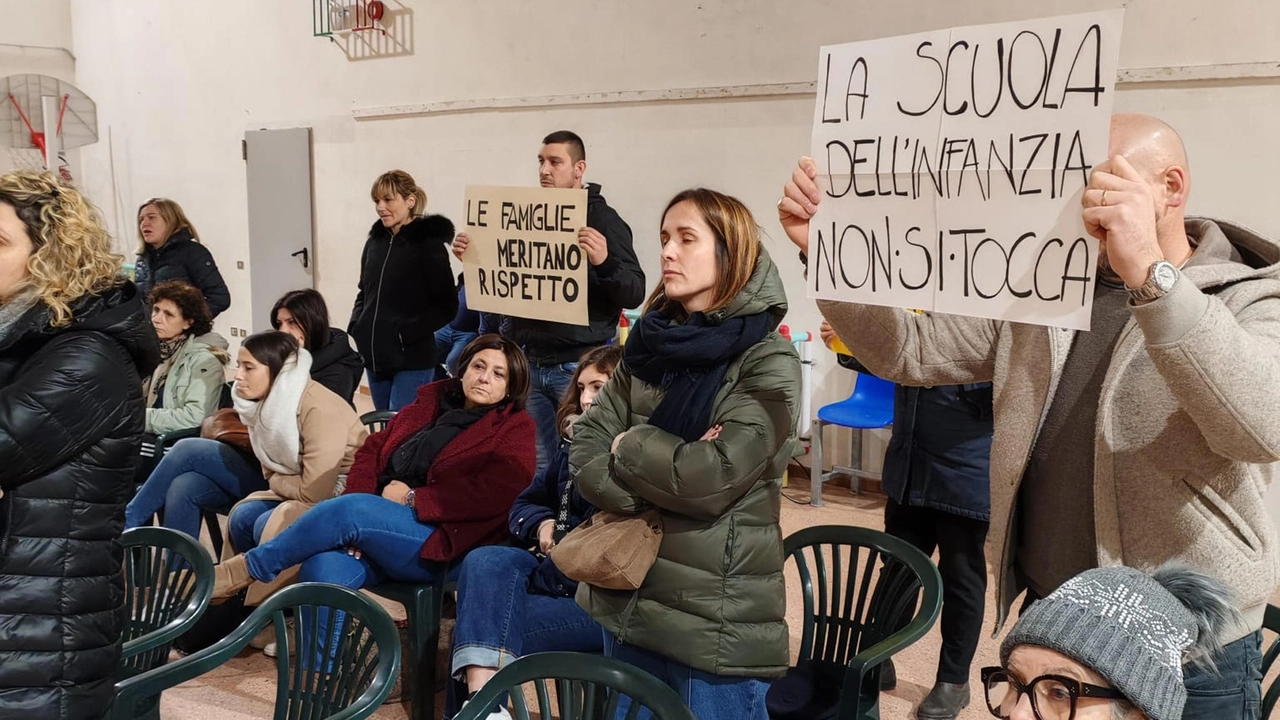 La protesta delle famiglie in Consiglio comunale a Santo Stefano La protesta delle famiglie in Consiglio comunale a Santo Stefano