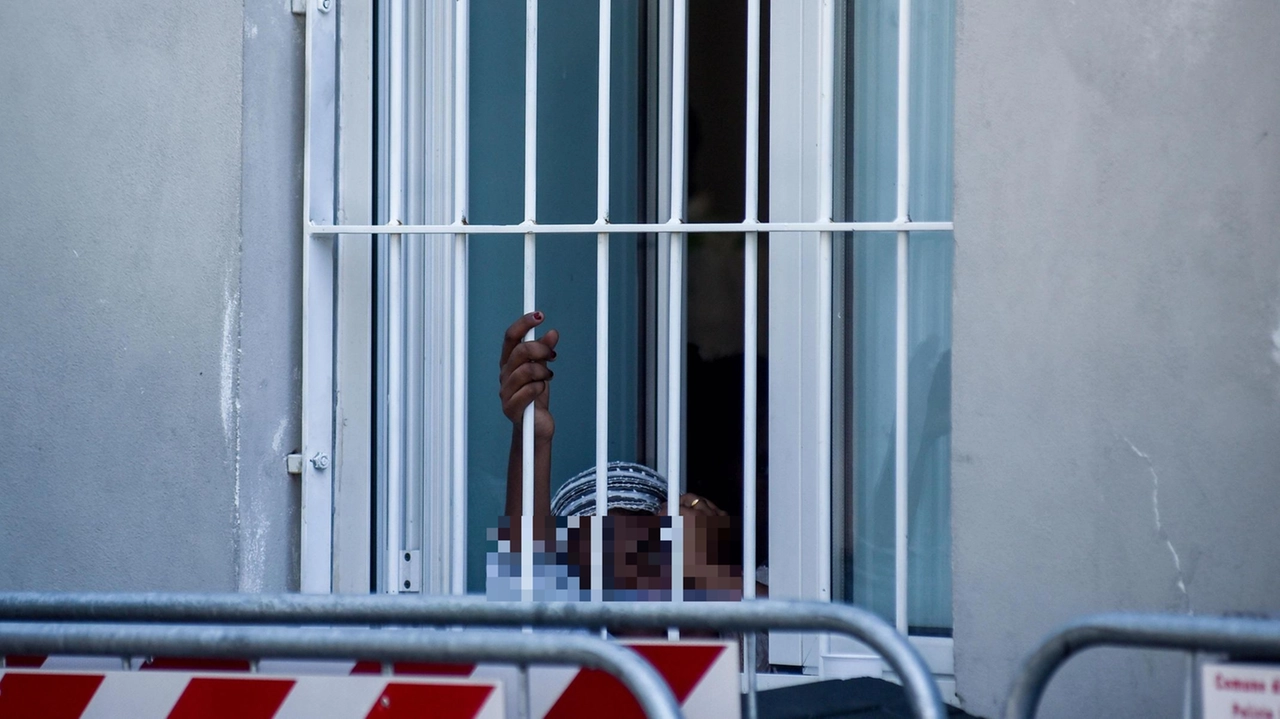 Il Tribunale di Milano ha accolto il ricorso presentato da una donna che ha contratto il virus dell’Aids. I giudici: in caso di ritorno in Africa, potrebbe essere discriminata sia dalla famiglia che dalla società. Il Tribunale di Milano ha accolto il ricorso presentato da una donna che ha contratto il virus dell’Aids. I giudici: in caso di ritorno in Africa, potrebbe essere discriminata sia dalla famiglia che dalla società.