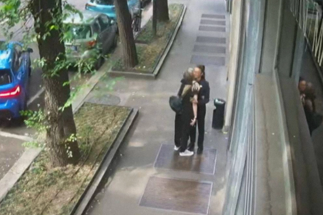 L'immagine che ritrae l'amante di Impagnatiello mentre abbraccia Giulia Tramontano