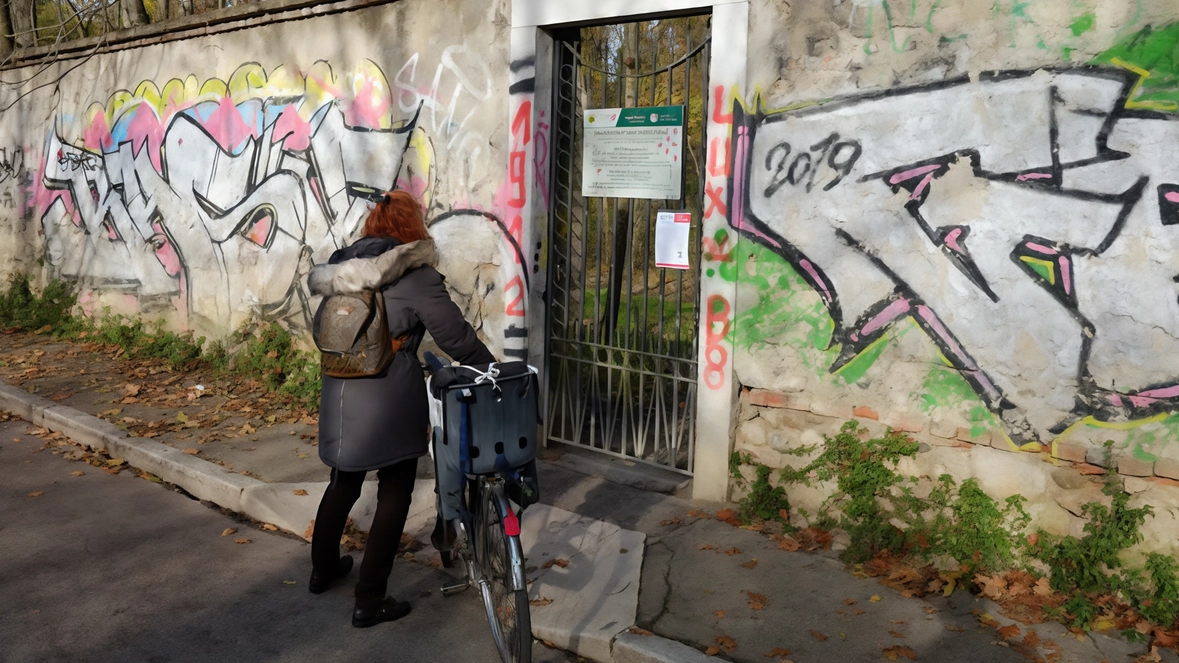 Il Parco di Monza chiuso per esondazione del Lambro da oltre due mesi. Abitanti sperano in interventi per riaprire la porticina vicino al santuario. Il Parco di Monza chiuso per esondazione del Lambro da oltre due mesi. Abitanti sperano in interventi per riaprire la porticina vicino al santuario.