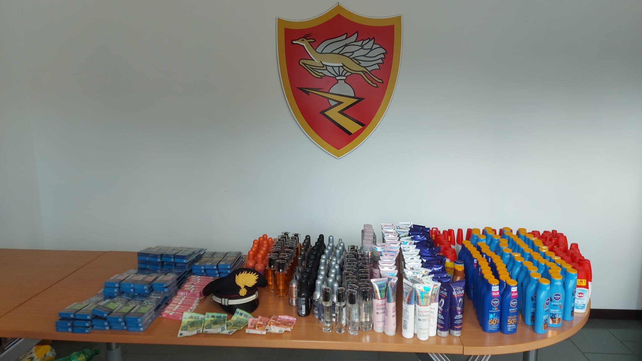 fuga in auto di 40 chilometri con 4000 euro di cosmetici rubati arrestata giovane coppia
