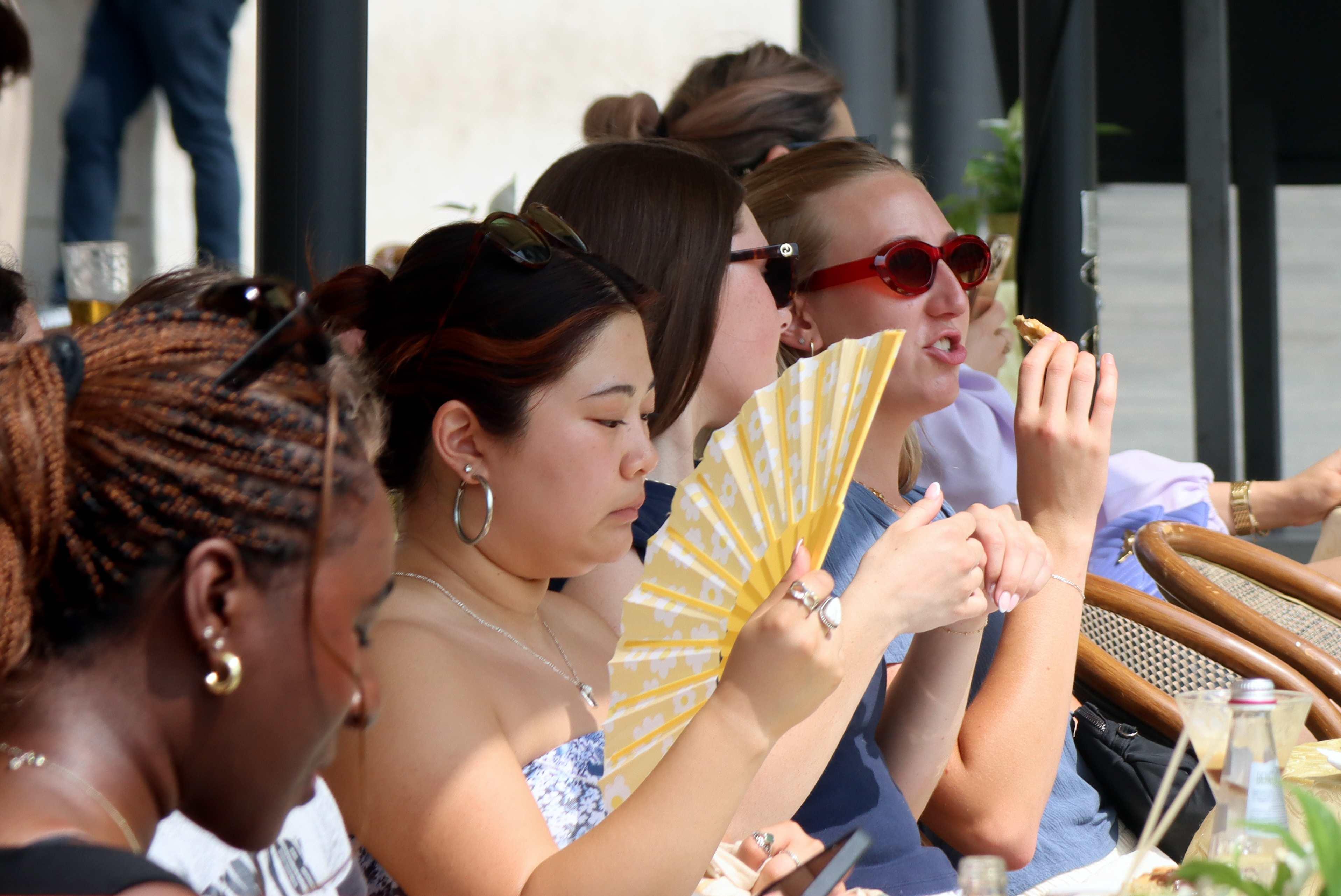 Ondata di caldo in Lombardia, venerdì giornata infernale: picchi fino a 40 gradi. Quale è la città più rovente? Ondata di caldo in Lombardia, venerdì giornata infernale: picchi fino a 40 gradi. Quale è la città più rovente?