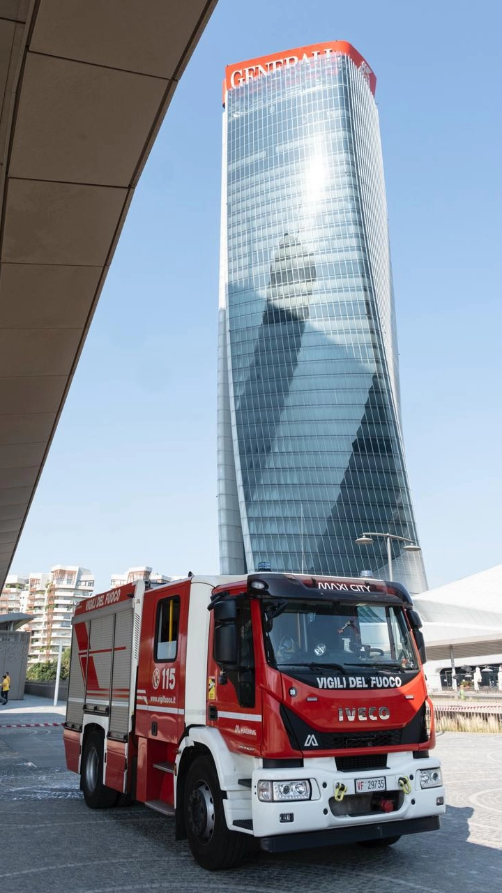 CityLife, i vigili del fuoco in azione dopo che si è inclinata l'insegna Generali sul grattacielo Hadid