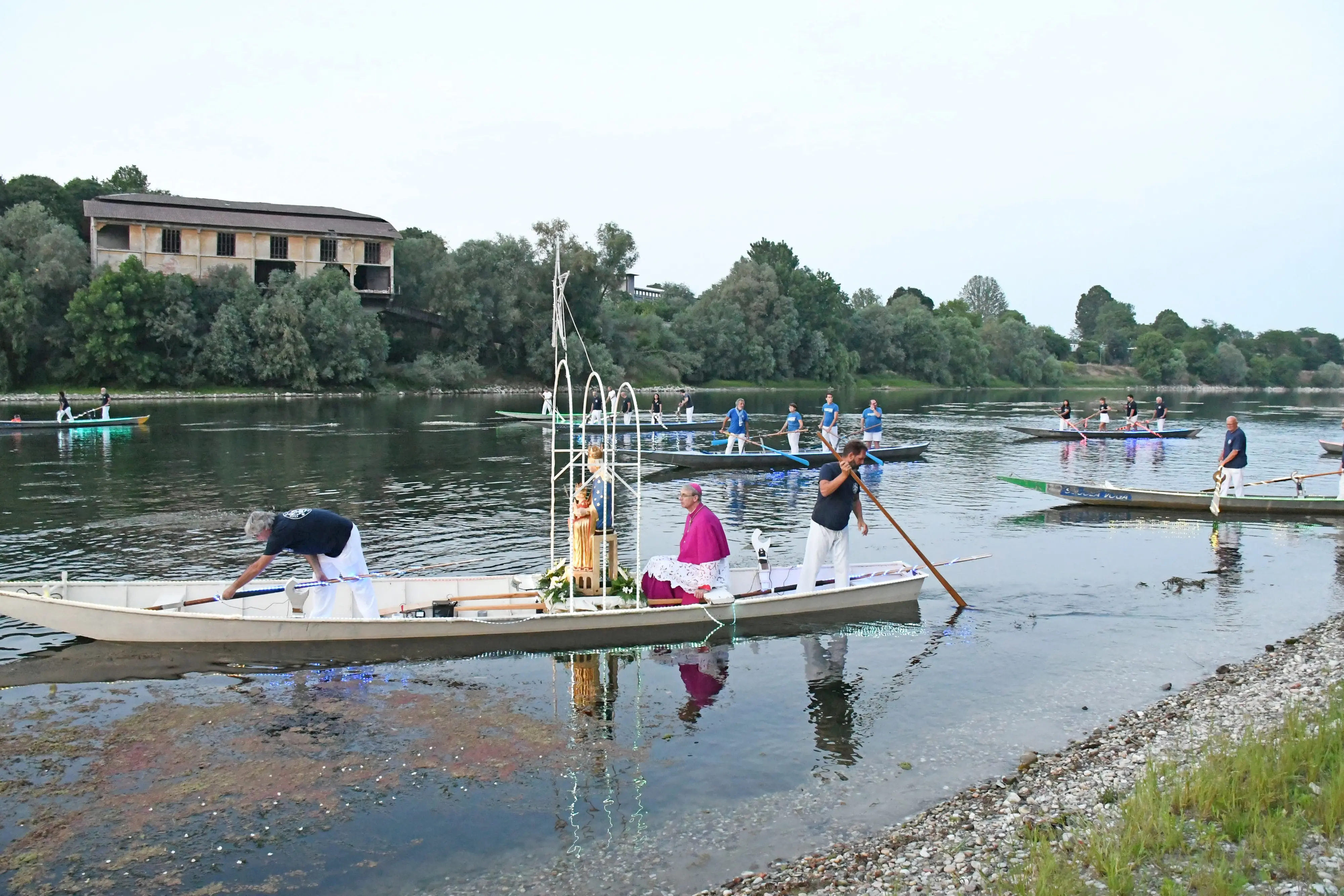 Pavia, barcè illuminati a festa per la processione della Madonna della Stella