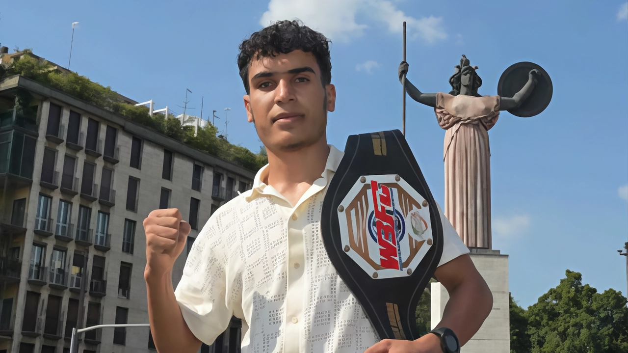 Mohamed Rateb, 21 anni, in posa sotto la statua della Minerva