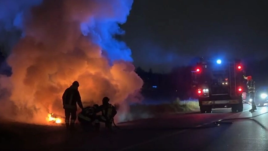 Gorla Minore, auto va a fuoco: immediato l'intervento dei vigili del fuoco