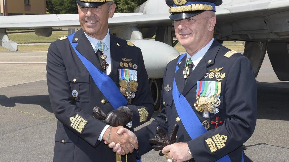 Cerimonia di avvicendamento al vertice del Comando Squadra Aerea e della 1ª Regione Aerea tra il Generale di Squadra... Cerimonia di avvicendamento al vertice del Comando Squadra Aerea e della 1ª Regione Aerea tra il Generale di Squadra...