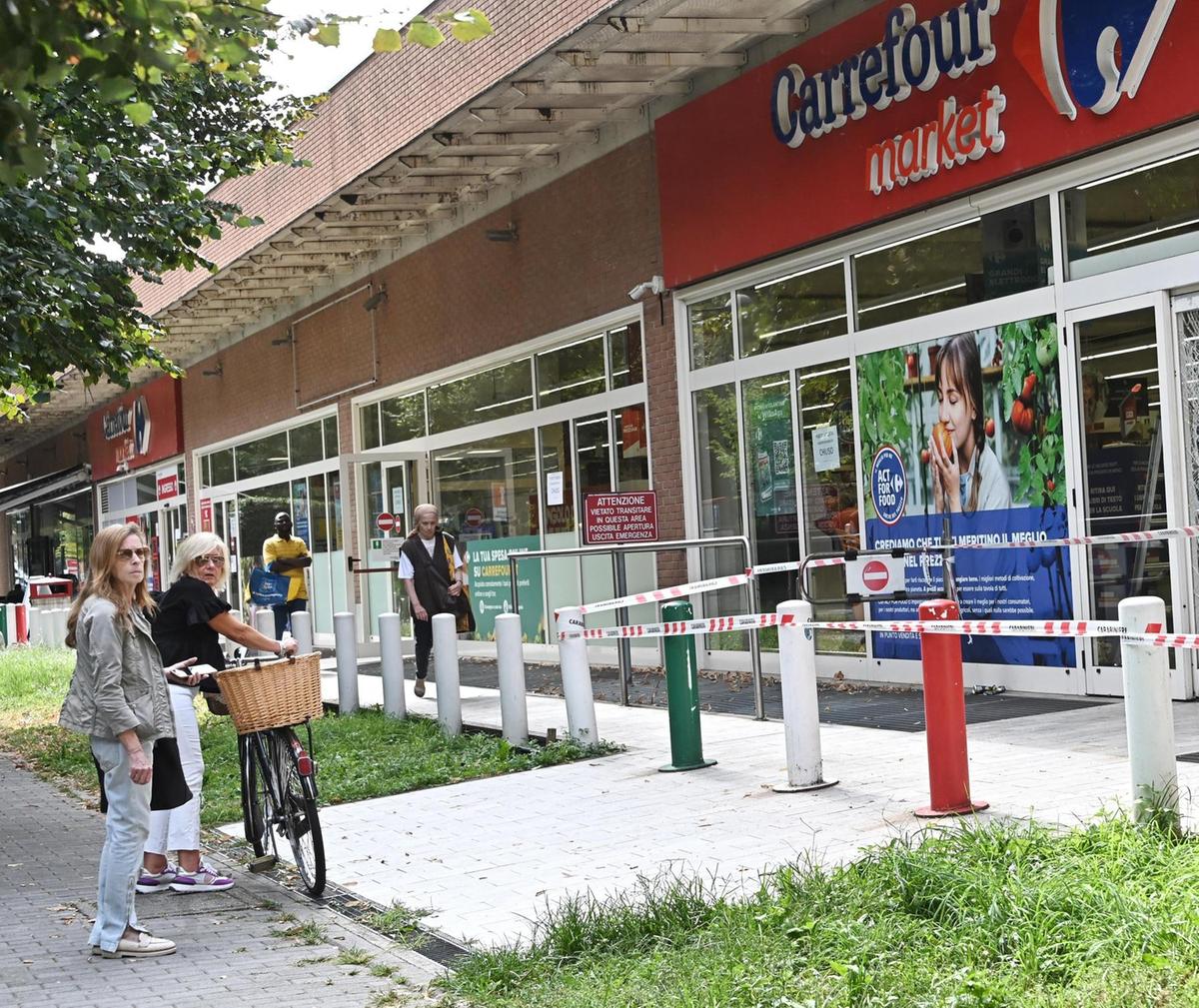 colpo nel supermercato spaccata con furgone ariete poi le cassaforti resistono