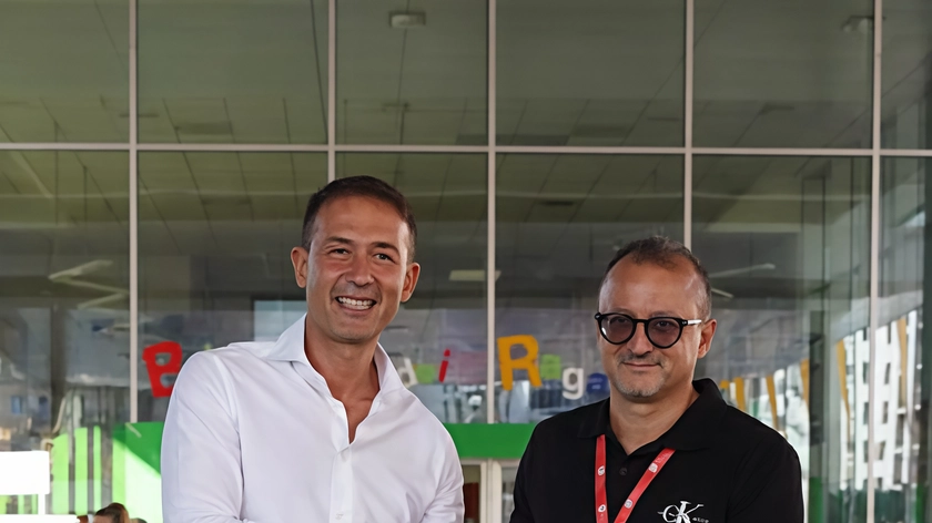 Il sindaco Roberto Di Stefano consegna il premio a Tommaso Russo, direttore Asst Nord Milano Il sindaco Roberto Di Stefano consegna il premio a Tommaso Russo, direttore Asst Nord Milano