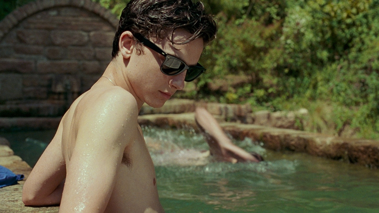Timothée Chalamet fa il bagno in una scena del film di Luca Guadagnino ’Chiamami col tuo nome’