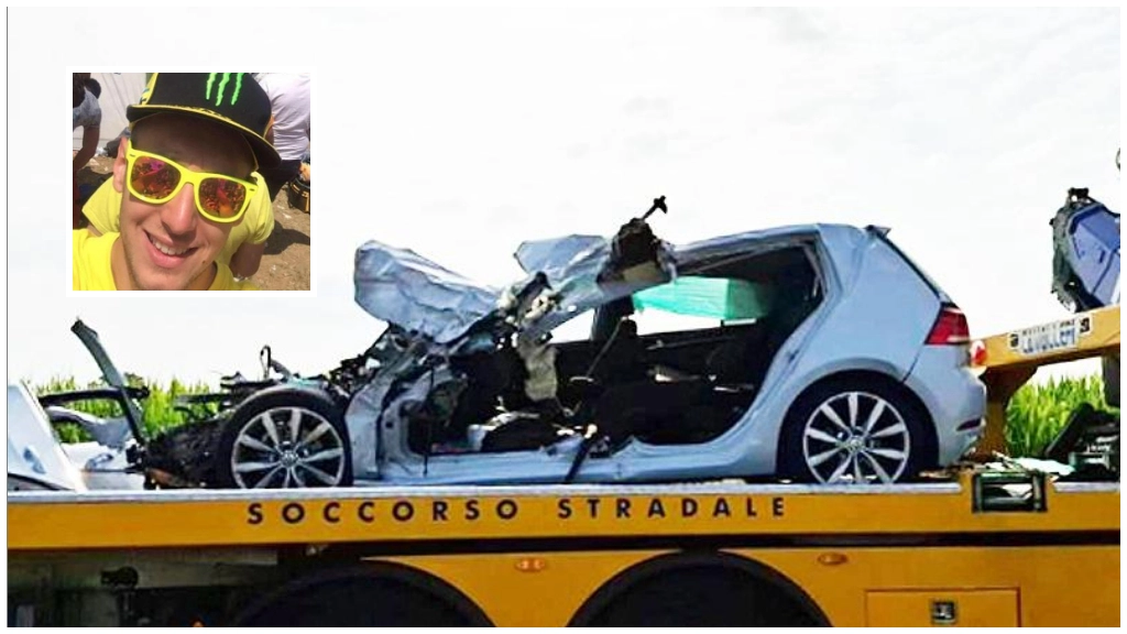 Michele Mazza, 26 anni, e quello che resta della sua Golf dopo l'incidente Michele Mazza, 26 anni, e quello che resta della sua Golf dopo l'incidente