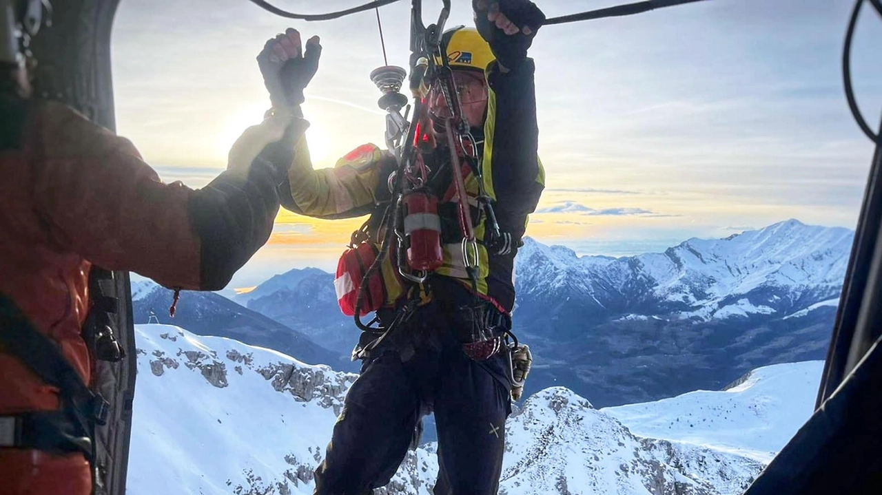 Gli uomini del soccorso impegnati in quota Gli uomini del soccorso impegnati in quota