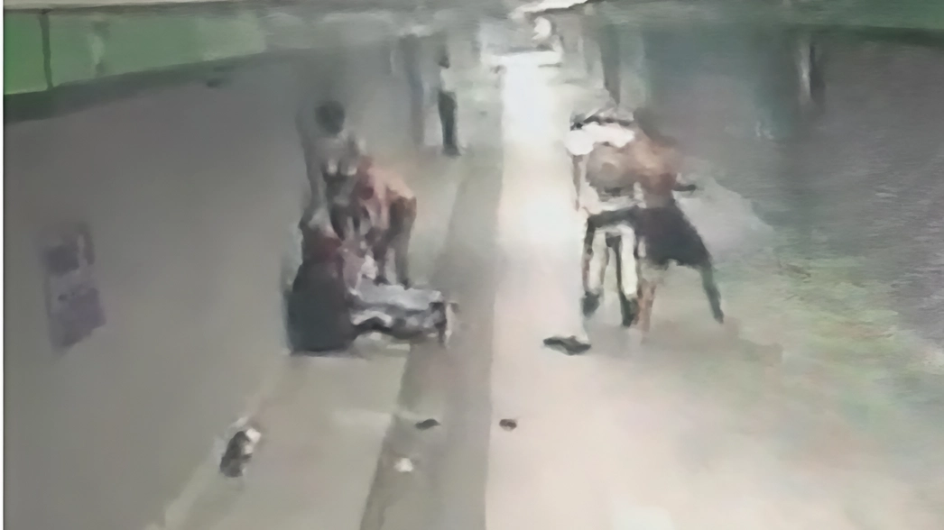 Un frame dal video delle telecamere del metrò che hanno ripreso l’aggressione