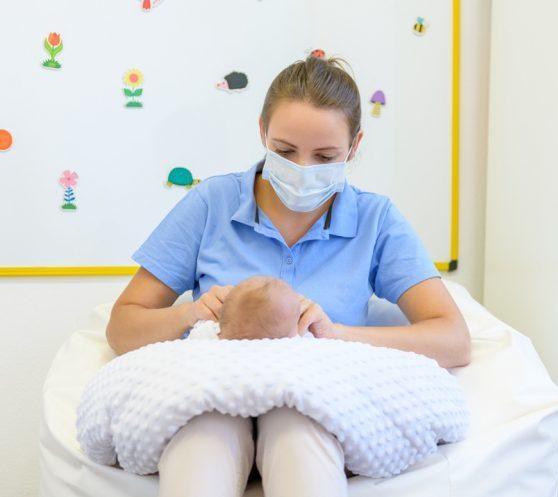 La Regione aiuta le neomamme. Visite a domicilio dell’ostetrica