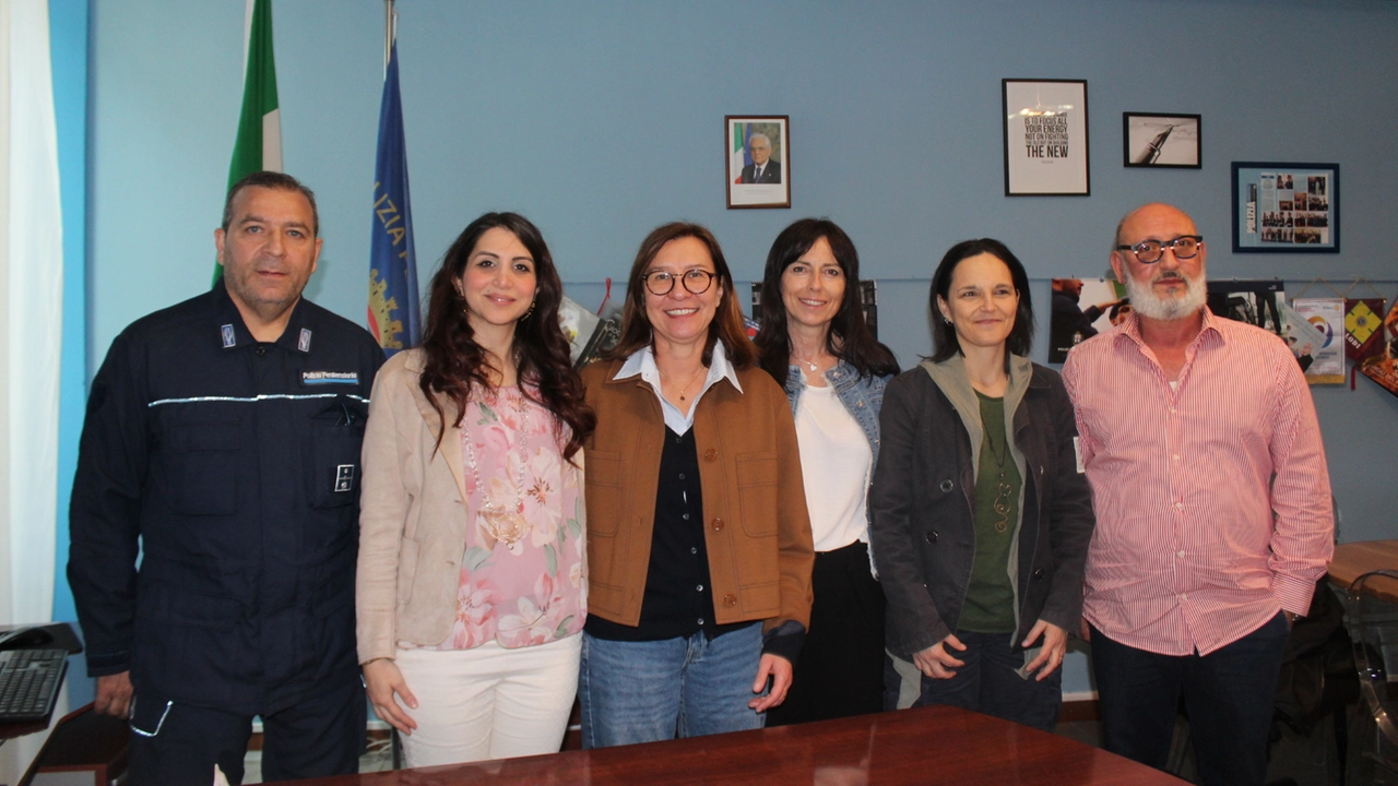 Da sinistra, Mauro De Francesco, Annalaura Confuorto, Michela Miniero Rossella Scavizzi, Simona Cannas e Fabio Picca, comandante della penitenziaria Da sinistra, Mauro De Francesco, Annalaura Confuorto, Michela Miniero Rossella Scavizzi, Simona Cannas e Fabio Picca, comandante della penitenziaria