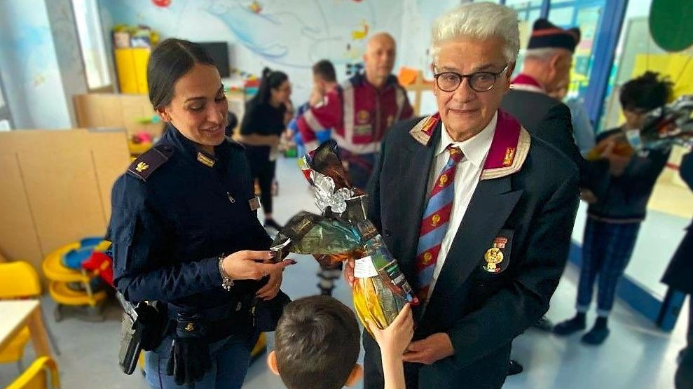 Un dono speciale. Gli agenti della questura di Varese e i volontari dell’Associazione nazionale Polizia di Stato hanno fatto visita...