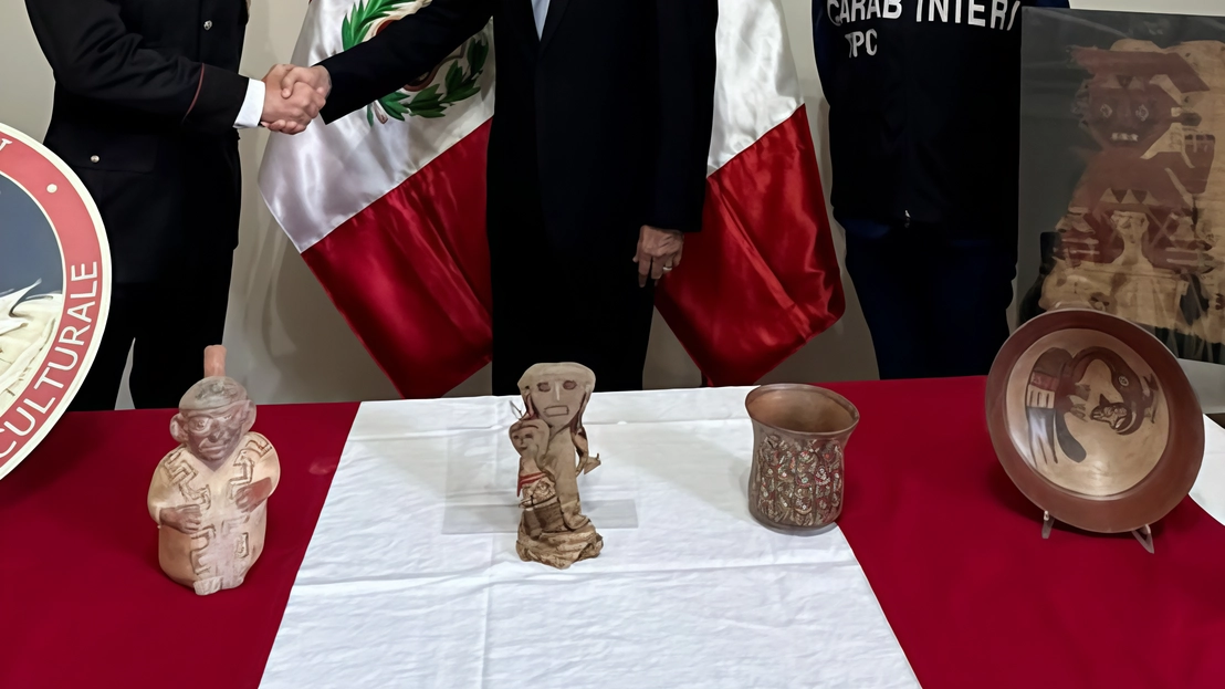La consegna dei reperti all’ambasciatore peruviano da parte dei carabinieri del Nucleo culturale di Monza La consegna dei reperti all’ambasciatore peruviano da parte dei carabinieri del Nucleo culturale di Monza