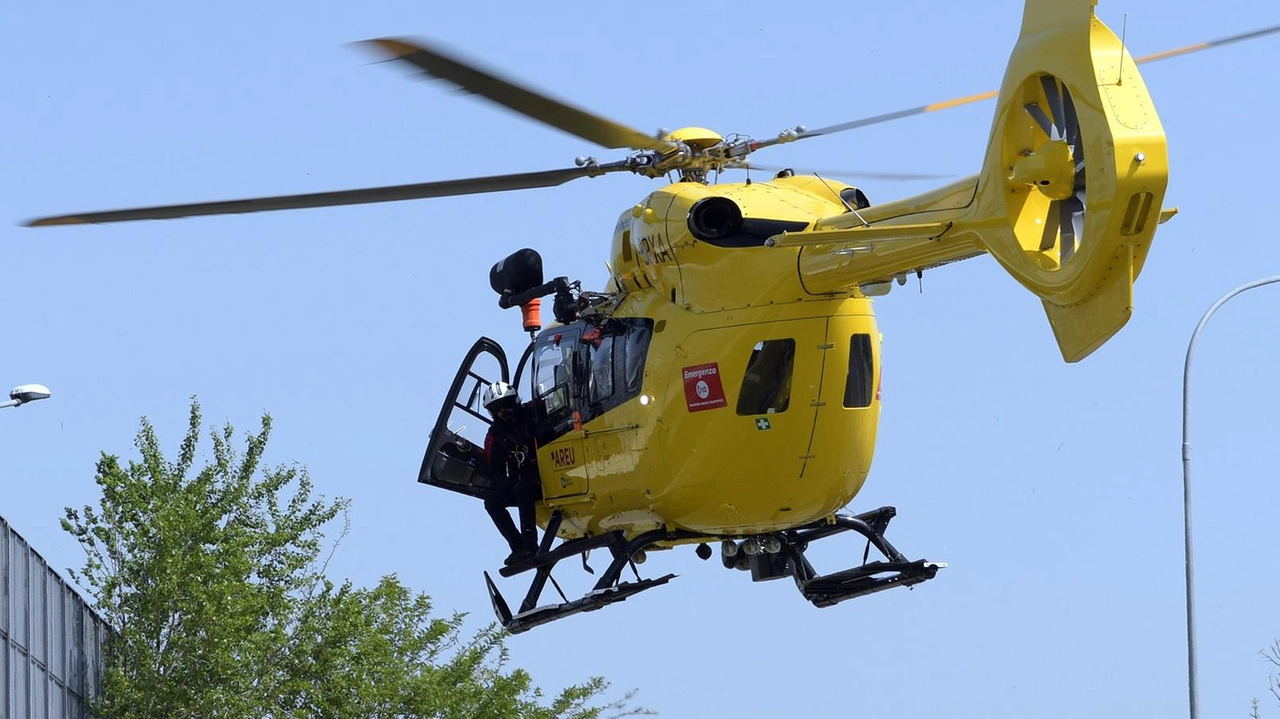 Bimba di due anni cade dall'auto in movimento a Gessate, trasportata in elisoccorso all'ospedale di Niguarda. Dinamica incidente al vaglio della polizia locale. Bimba di due anni cade dall'auto in movimento a Gessate, trasportata in elisoccorso all'ospedale di Niguarda. Dinamica incidente al vaglio della polizia locale.
