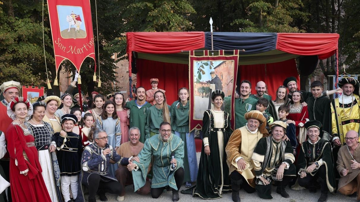 Vigevano celebra il patrono Beato Matteo Carreri con il Palio delle Contrade e eventi religiosi. Il Castello ospiterà la sfilata e il Palio domenica, mentre lunedì si terrà la fiera con oltre 200 espositori. Vigevano celebra il patrono Beato Matteo Carreri con il Palio delle Contrade e eventi religiosi. Il Castello ospiterà la sfilata e il Palio domenica, mentre lunedì si terrà la fiera con oltre 200 espositori.