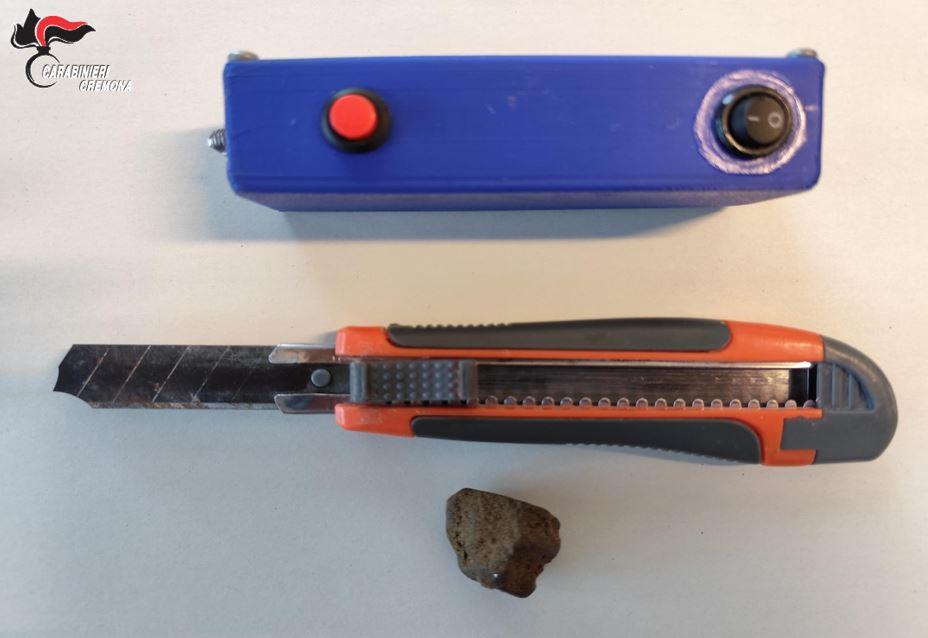 Taglierino, storditore elettrico e hashish: 32enne denunciato