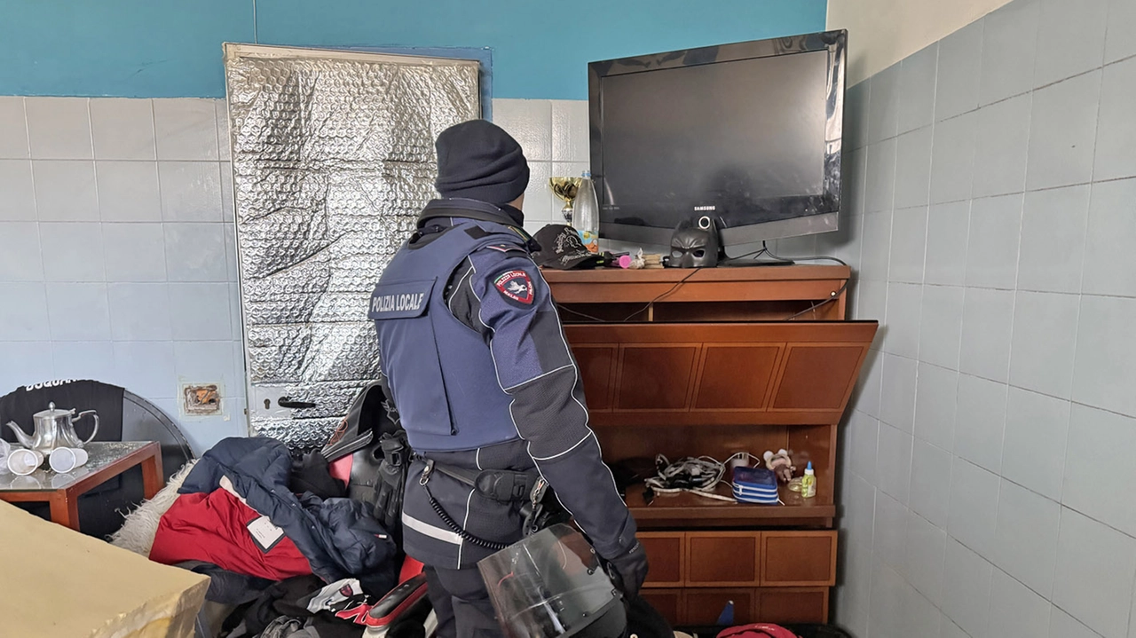Un agente di polizia locale all’interno dell’ex centro sportivo (Mdf/Ansa)