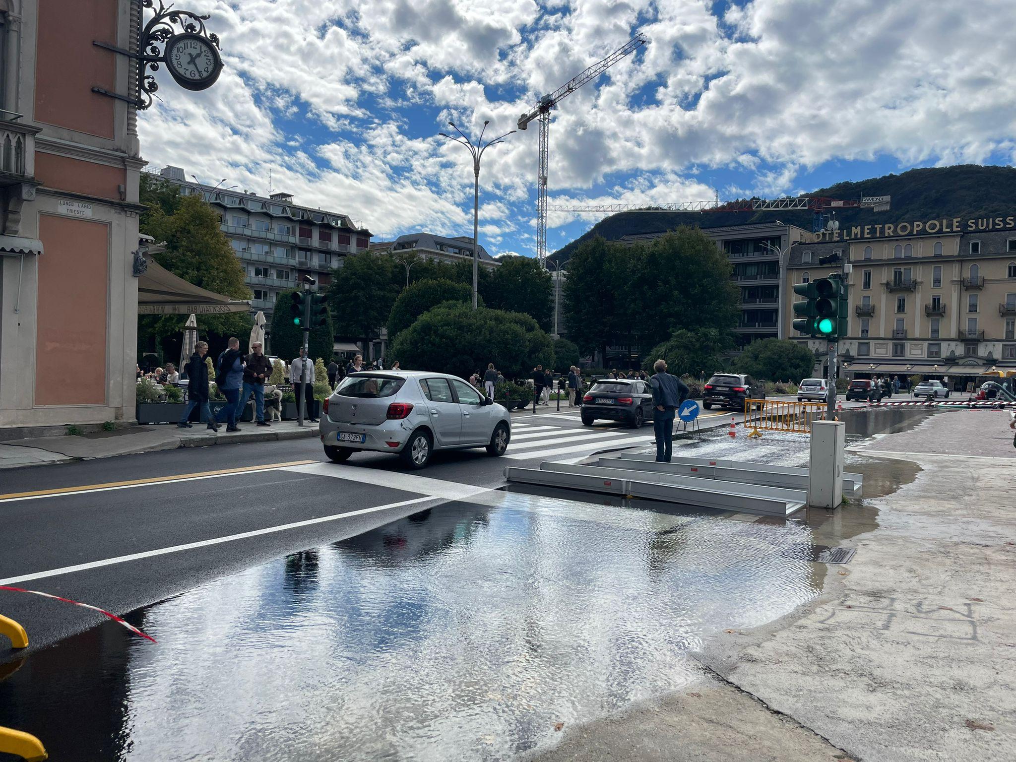 Nubifragio e vento forte su Como, allagata strada davanti a piazza Cavour. A Cantù crolla muro di una villetta Nubifragio e vento forte su Como, allagata strada davanti a piazza Cavour. A Cantù crolla muro di una villetta