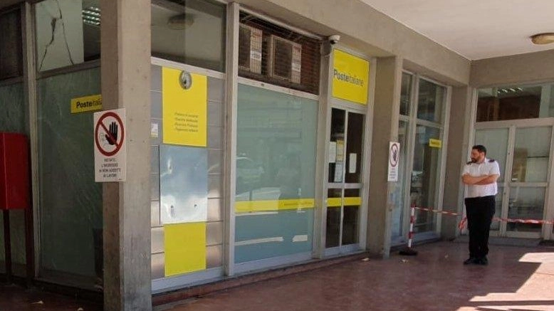 Ad agosto l'uomo, originario della provincia di Messina, era entrato nell'ufficio postale di Pedrengo armato di una bottiglia d'alcol Ad agosto l'uomo, originario della provincia di Messina, era entrato nell'ufficio postale di Pedrengo armato di una bottiglia d'alcol