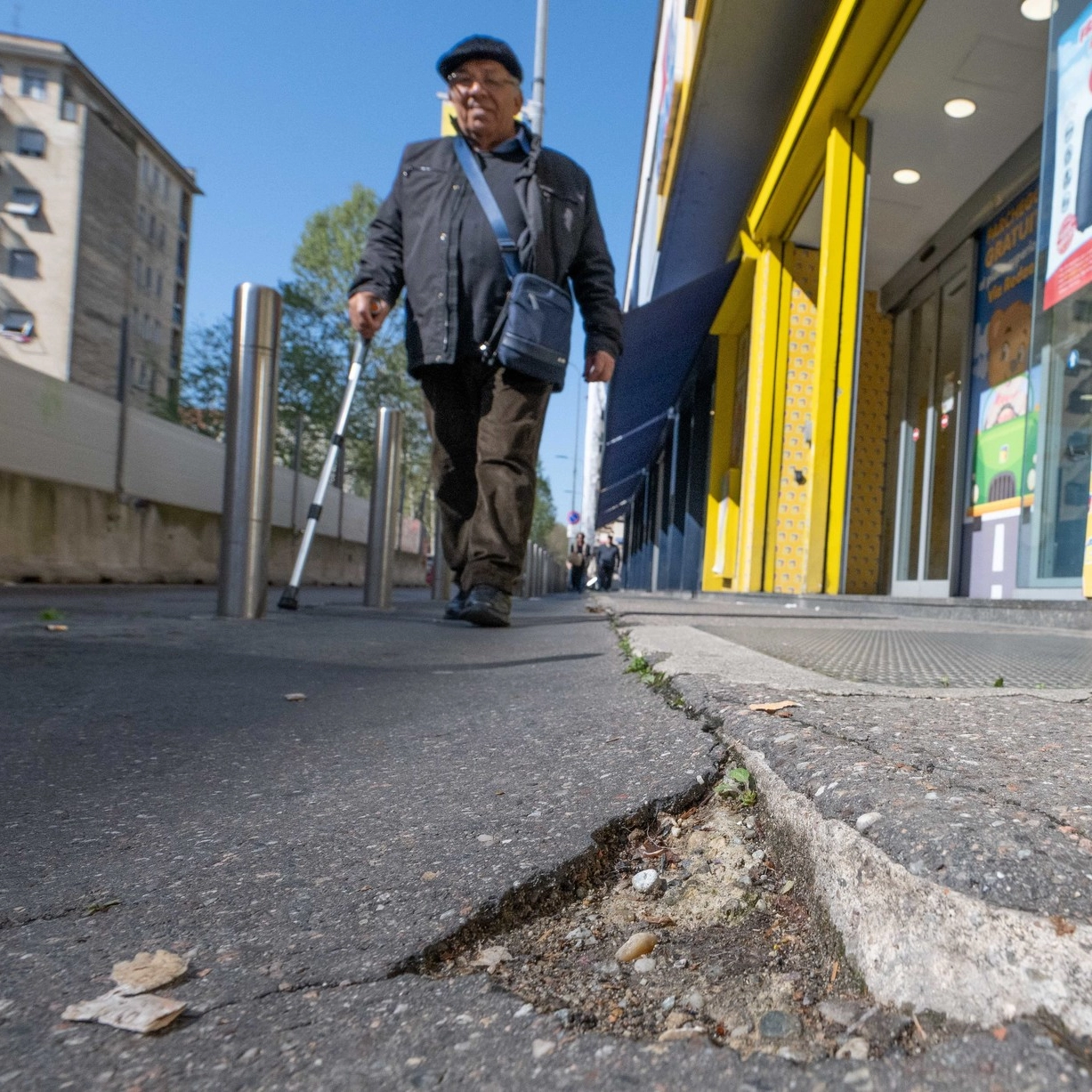 Marciapiedi dissestati a Milano, in Via Lorenteggio