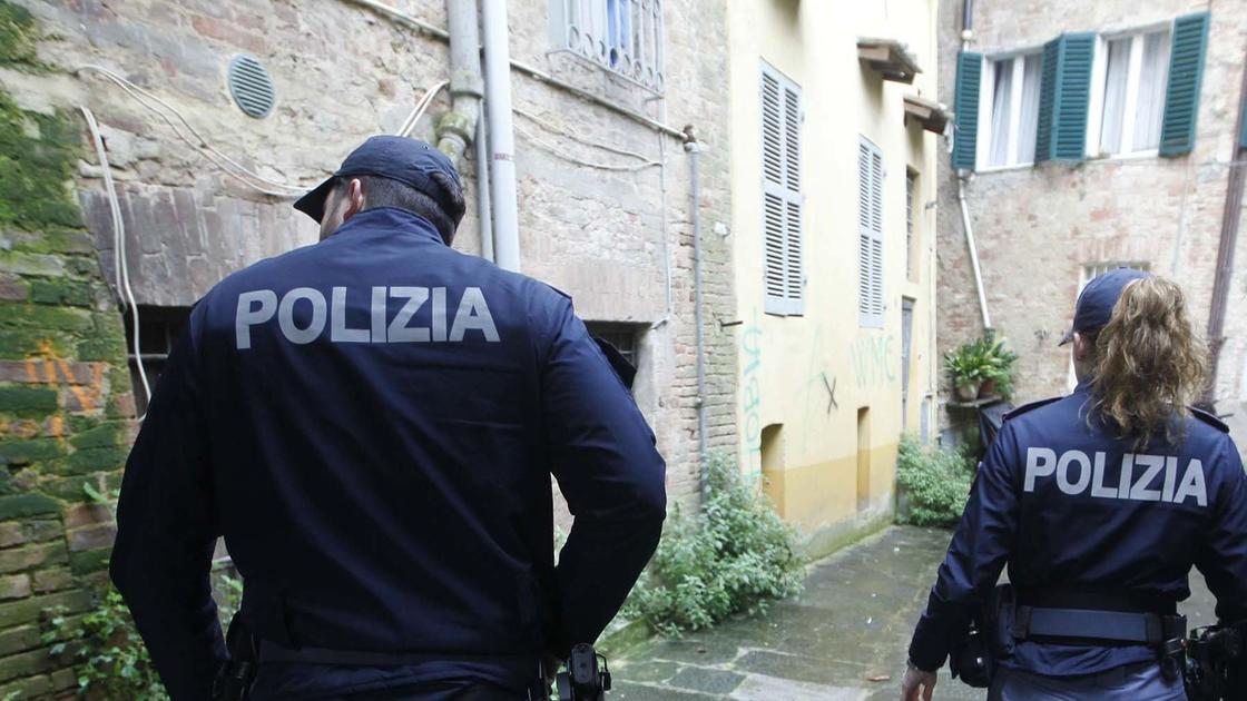 sequestrati in casa un pomeriggio figlio compagna e genitori in balia di un uomo violento