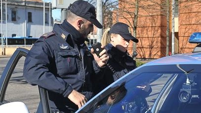 Gli agenti si sono fatti curare al Pronto soccorso dell’ospedale di Lodi e sono stati dimessi con quattro giorni di prognosi Gli agenti si sono fatti curare al Pronto soccorso dell’ospedale di Lodi e sono stati dimessi con quattro giorni di prognosi