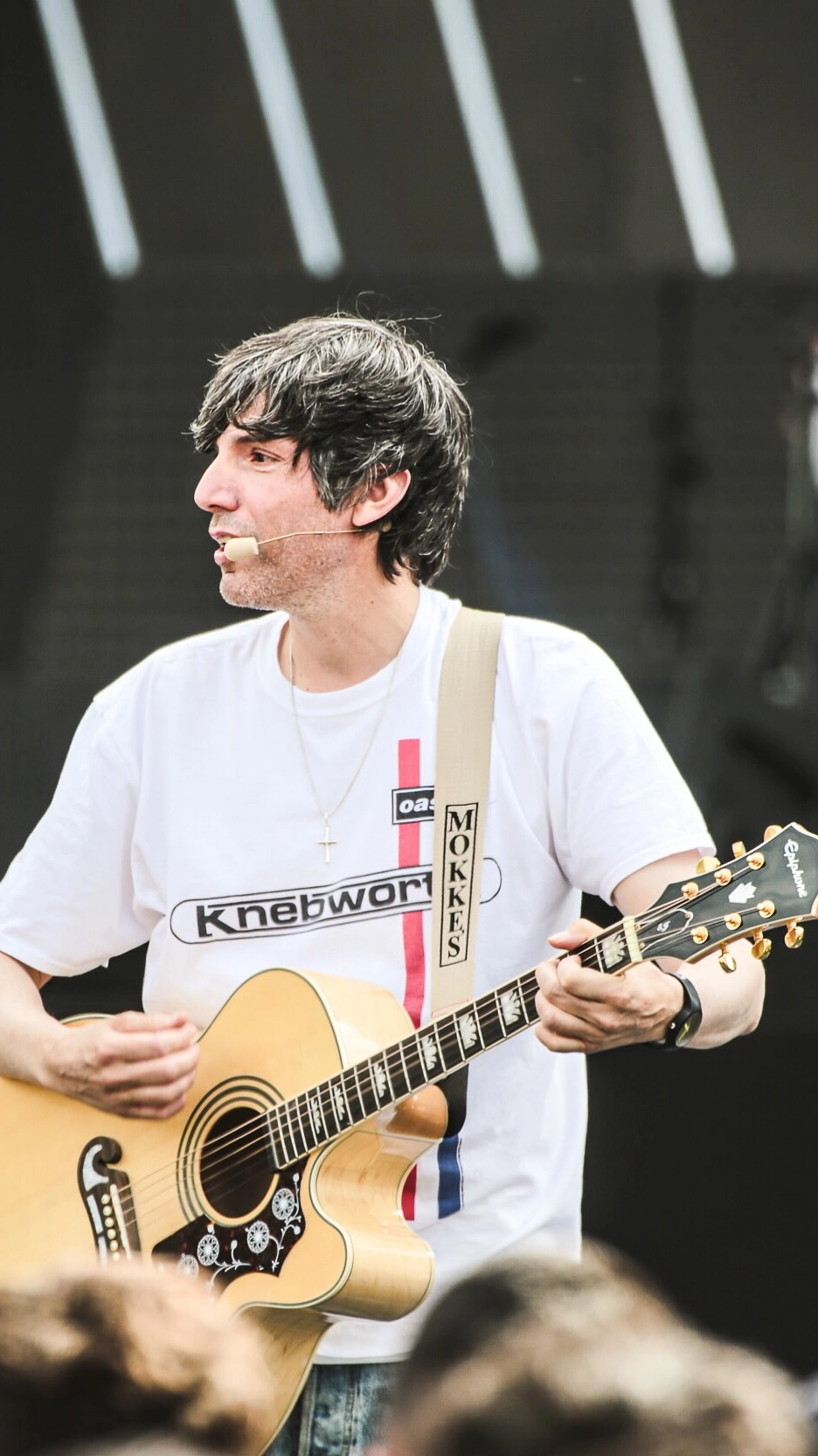 Bugo con indosso una maglietta che ricorda lo storico concerto di Knebworth degli Oasis, una delle sue band preferite alla quale, però, non perdona il ritorno in scena